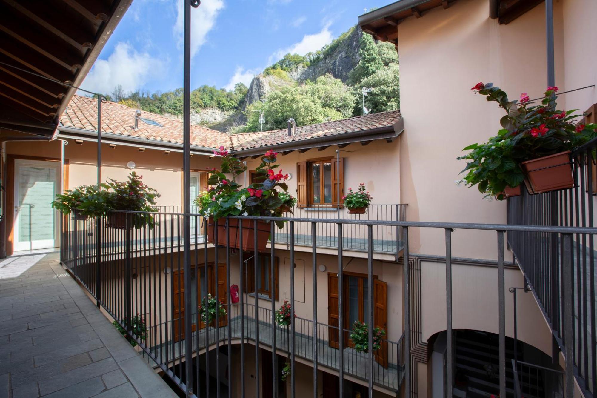 La Casa Del Sarto - Rooms And Apartments Lecco Bagian luar foto